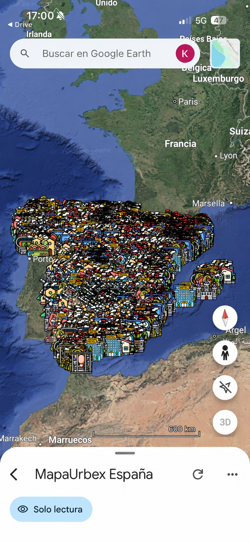 El mapa de España abierto en Google Earth en el móvil, cubierto de pictogramas de lugares.